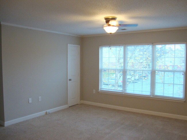 Foto del edificio - 1820 Crest Hollow Dr