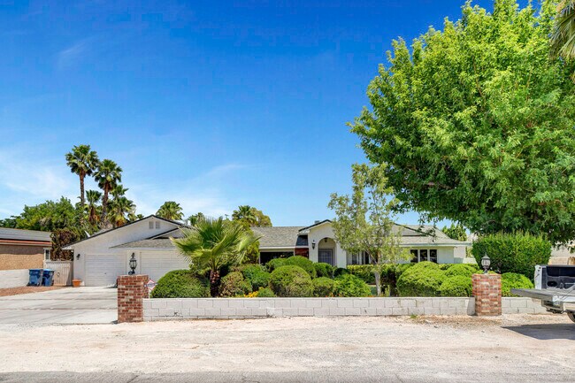 Building Photo - 2660 S Bronco St