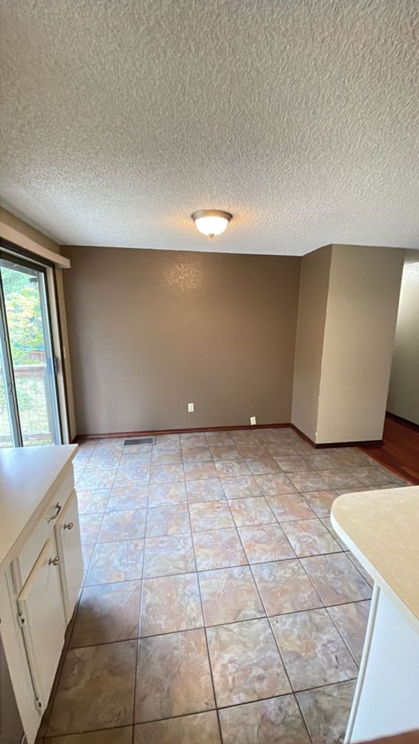 Building Photo - Preleasing Now! Split-level 4 Bedroom + 3 ...