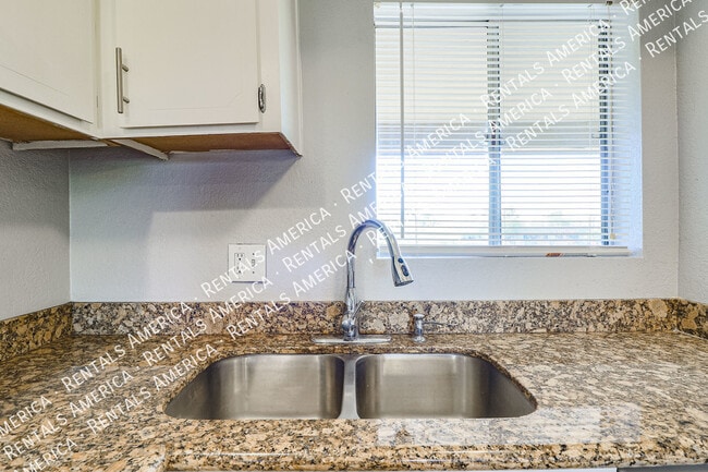 Foto del edificio - 4050 E Cactus Rd