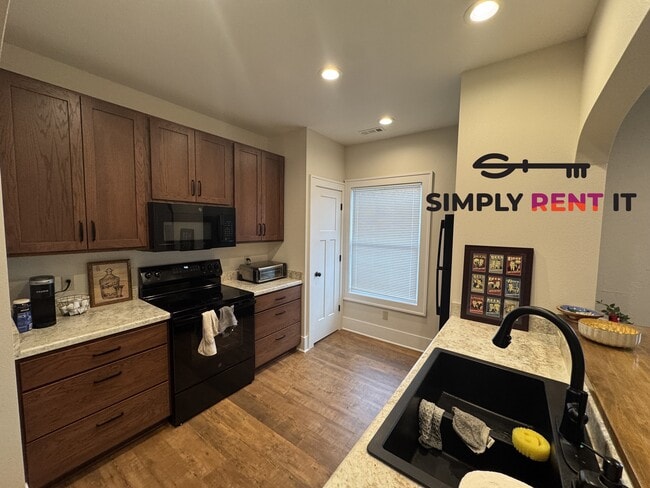 Foto del edificio - Renovated 2 Bedroom, 2 Bathroom on Campus!