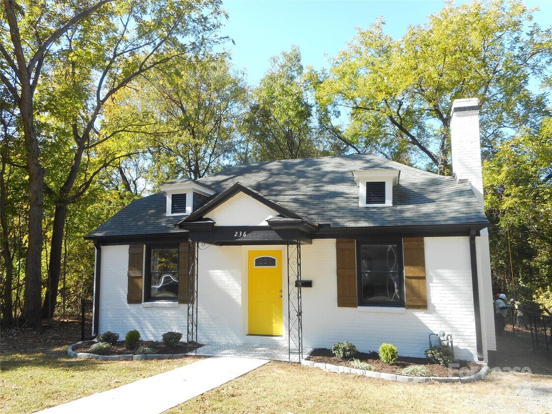 Primary Photo - 236 S Sycamore St