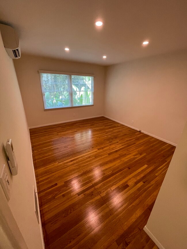 Master bedroom - 522 San Vicente Blvd