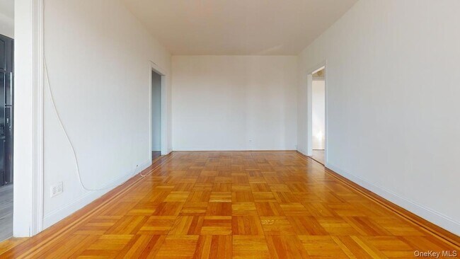Foto del edificio - 108-25 72nd Ave