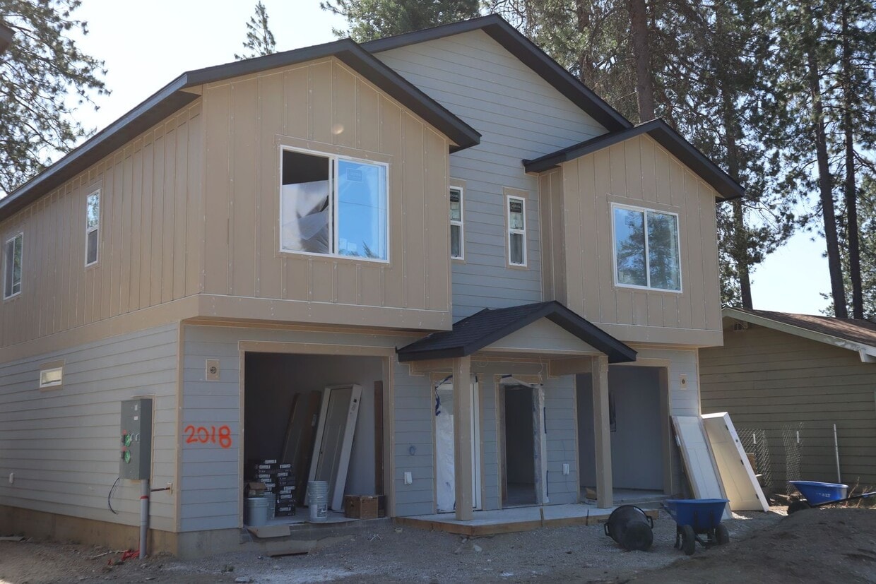 Primary Photo - Duplex in CDA !