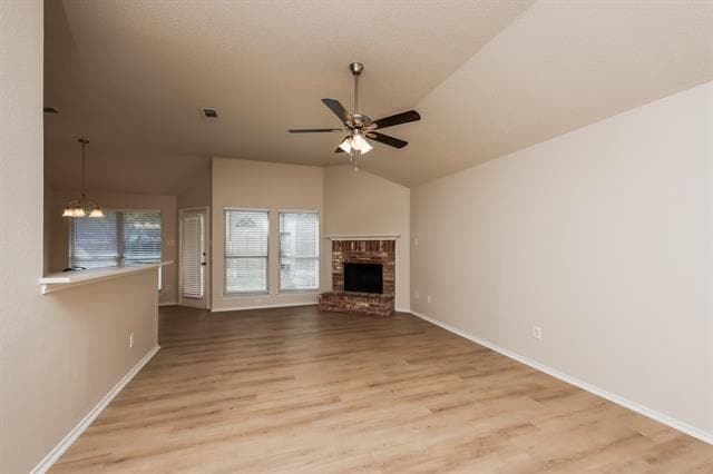 Foto del edificio - 328 Willow Creek Dr