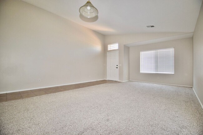 Foto del edificio - Completely remodeled 4 bed 2 bath home in ...