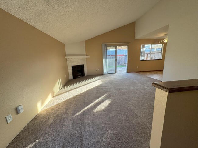 Building Photo - Beautiful 3 Bed 2 Bath Home In San Marcos!...