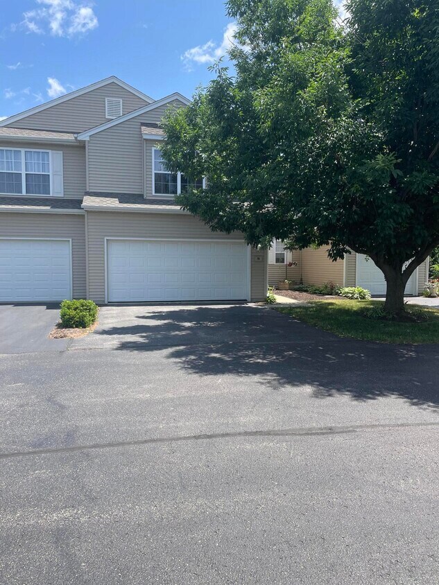 Primary Photo - 1400 Hunters Ridge Dr