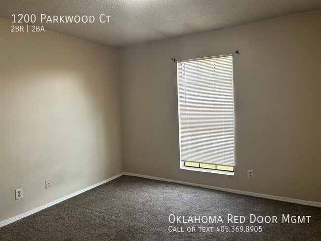 Foto del edificio - 1200 Parkwood Ct