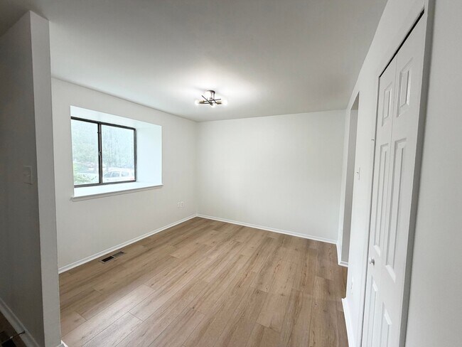 Foto del edificio - 7038 Knighthood Ln