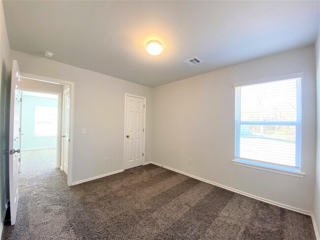 Building Photo - 821 Twin Lakes Dr