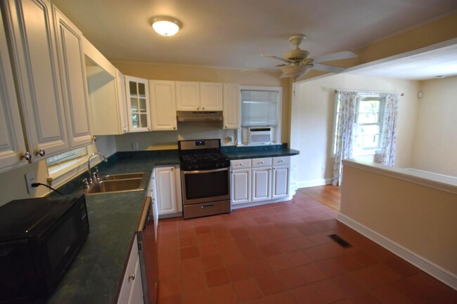 Foto del edificio - Cozy Cape Cod in Silver Spring's WOODMOOR ...