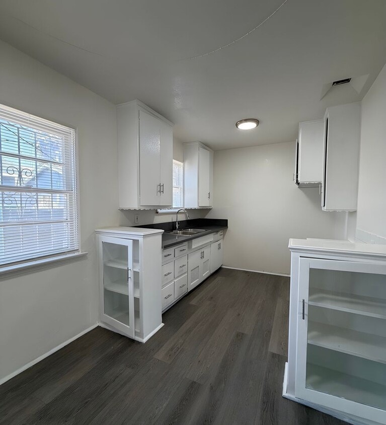 Foto del edificio - 807 W 82nd St