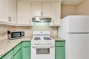 Building Photo - 9721 Holly Springs Dr