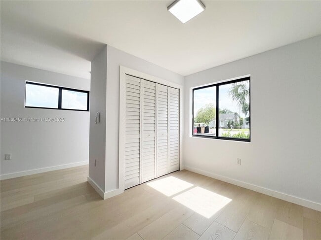Building Photo - 2555 SW 67th Ave