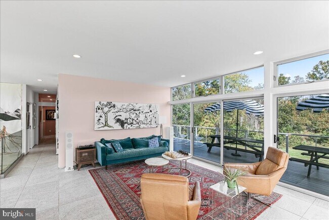 Foto del edificio - 10222 Van Thompson Rd