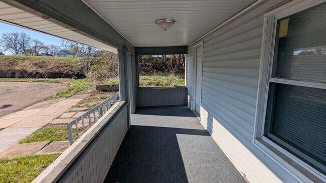 Foto del edificio - 3-Bedroom, 1-Bathroom Single Family Home for Rent in Akron, Ohio