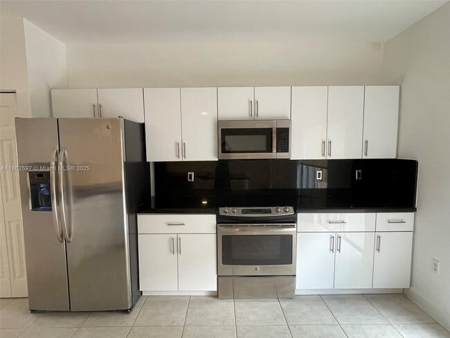 Foto del edificio - 5871 NW 112th Ct