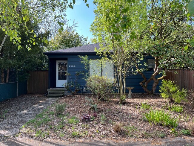 Foto del edificio - Wonderful 2 Bd 1 Ba home in Woodstock! Covered driveway, Large yard and Shop/Shed !!!