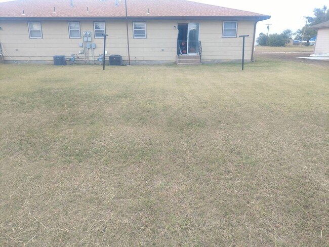 Foto del edificio - 340-344 W. Jewell, Russell
