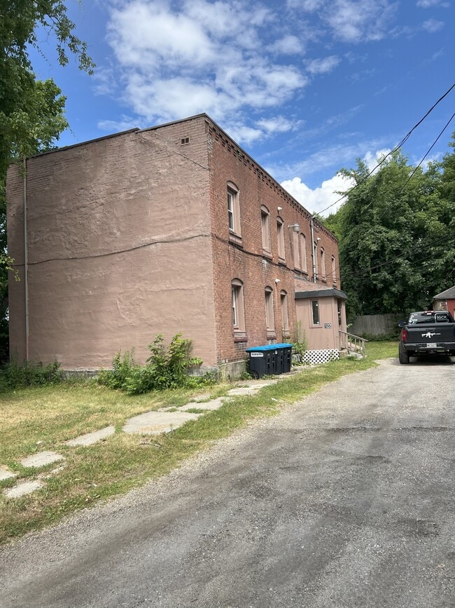Foto del edificio - 122 Dewey avenue