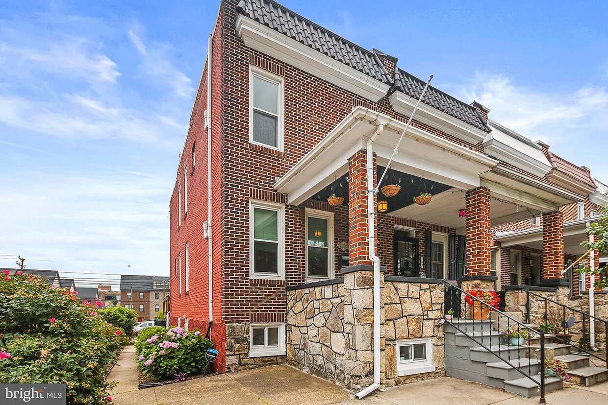 Foto principal - Gorgeous end-unit row home available for r...