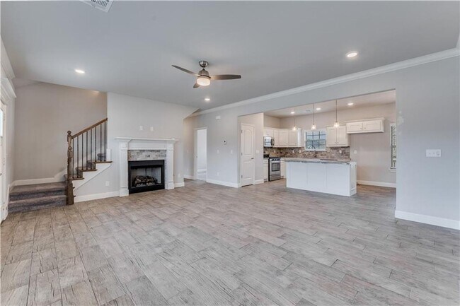 Foto del edificio - Minutes from I-49! 4BR/2.5BA Home