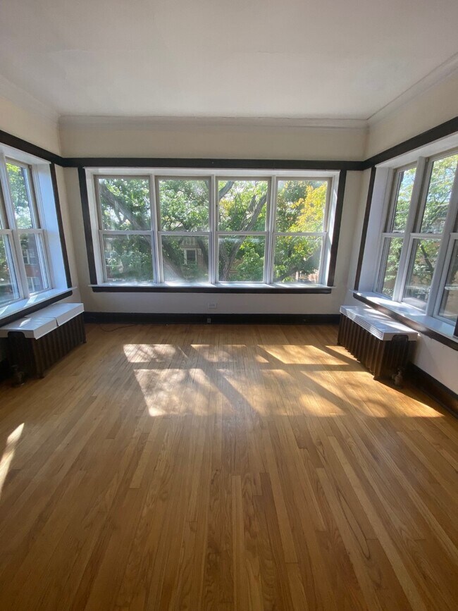 Living room - 2544 W Gunnison St
