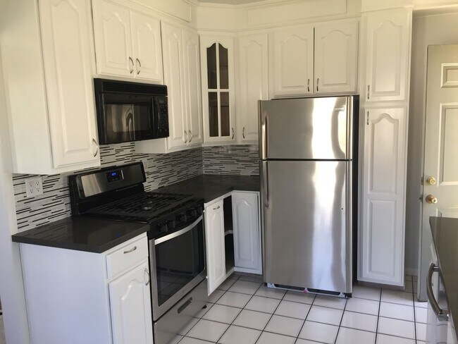 Kitchen - 2060 E Crary St