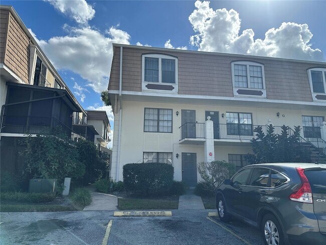 Foto del edificio - 6060 Village Cir