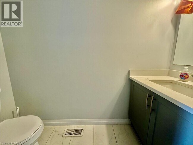 Building Photo - 5 Sparrow Ave