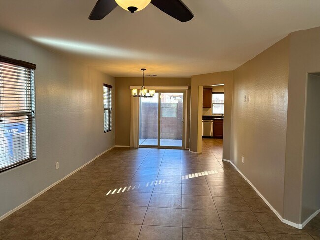 Building Photo - Beautiful 3 bedroom plus den, 2.5 bath hom...