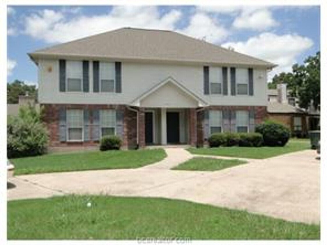 Primary Photo - Spacious 3/2 1/2 duplex in convenient loca...