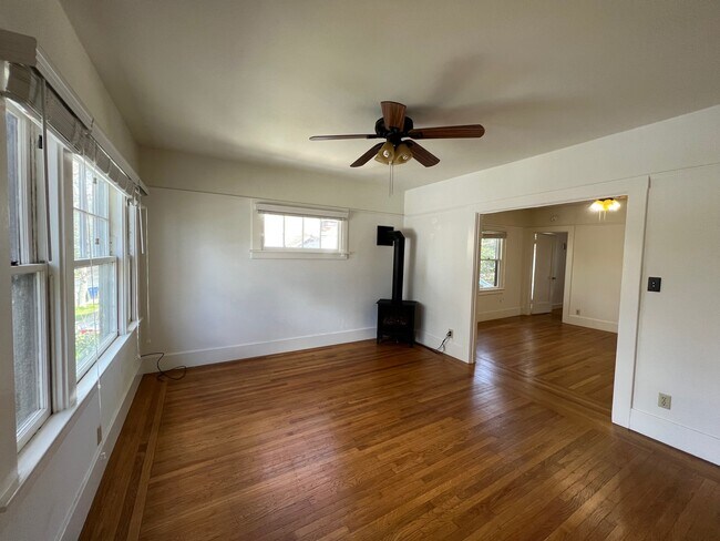 Building Photo - 415 28th St