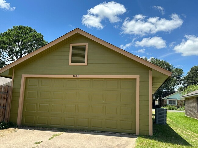 Building Photo - 3 bed/2 bath home walking distance to Wolf...