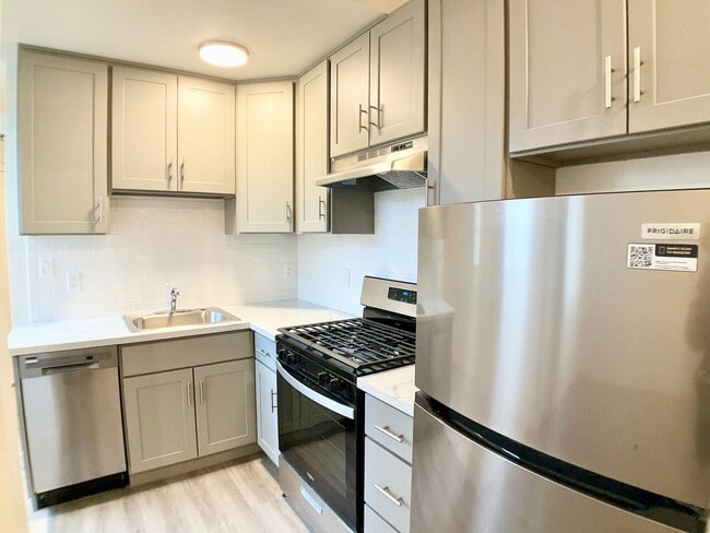 Photo - RENOVATED and Private. DISHWASHER, ON-SITE LAUNDRY, HARDWOOD! Apartment