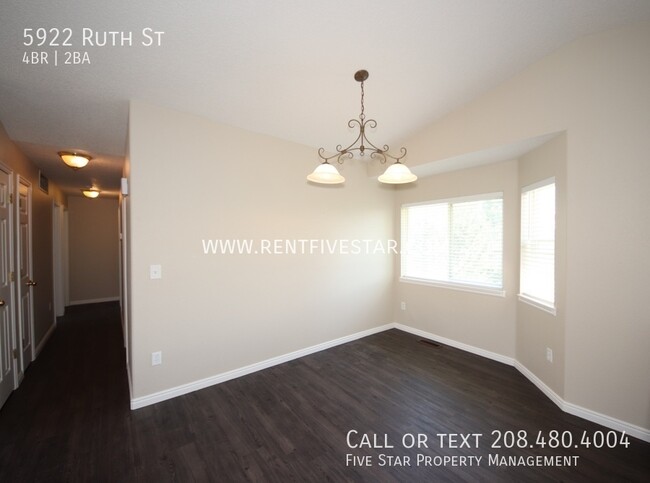 Foto del edificio - Beautifully Updated Pet Negotiable 4 Bedro...