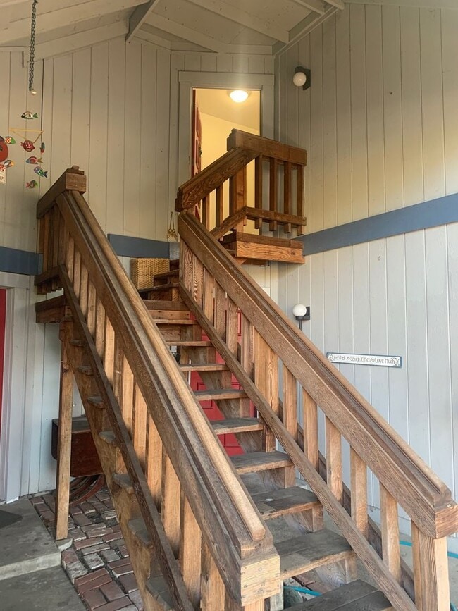 Building Photo - Recently Remodeled 2 bedroom 1 bathroom up...