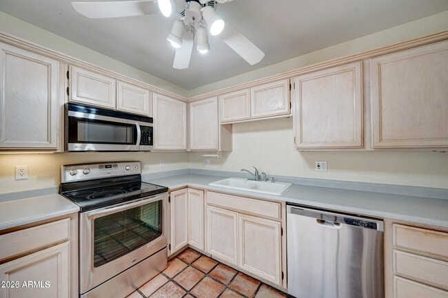 Building Photo - 616 E Manzanita Dr