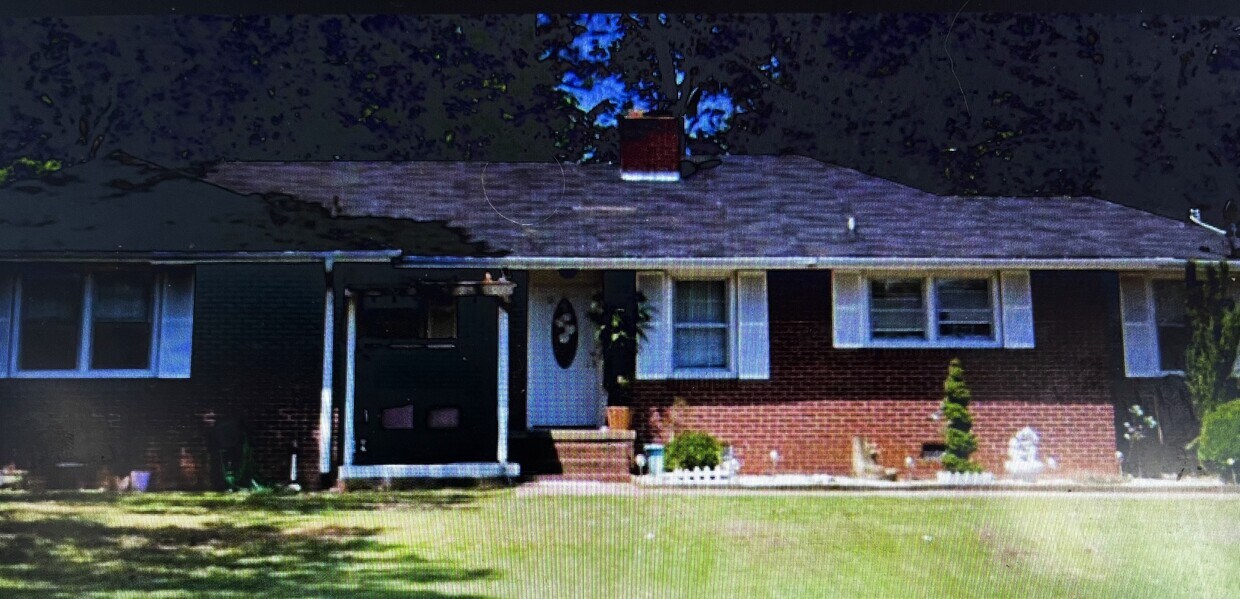 Building Photo - 3005 E North Ave