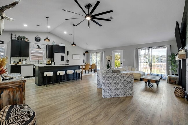 Foto del edificio - 6605 Donerail Trail