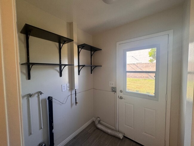 Building Photo - Charming RE-MODELED 3 bed / 2 bath home