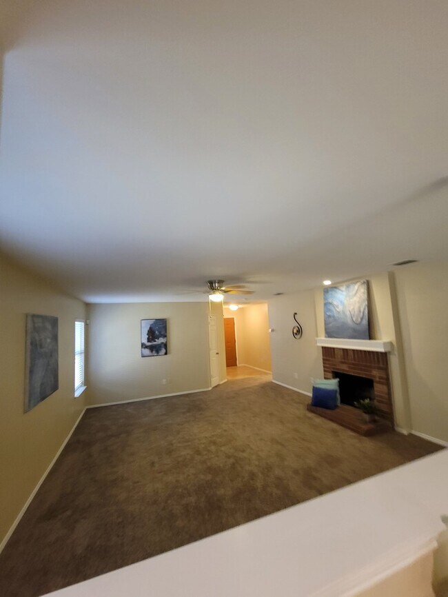 Building Photo - Cozy 3/2/2 in Burleson