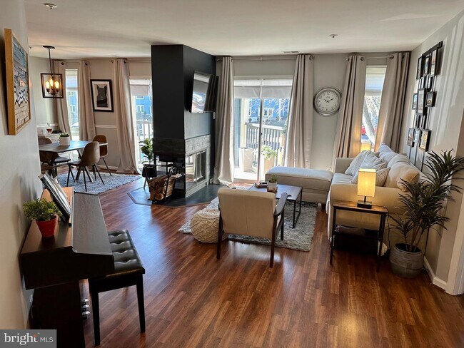 Foto del edificio - 4986 Dorsey Hall Dr