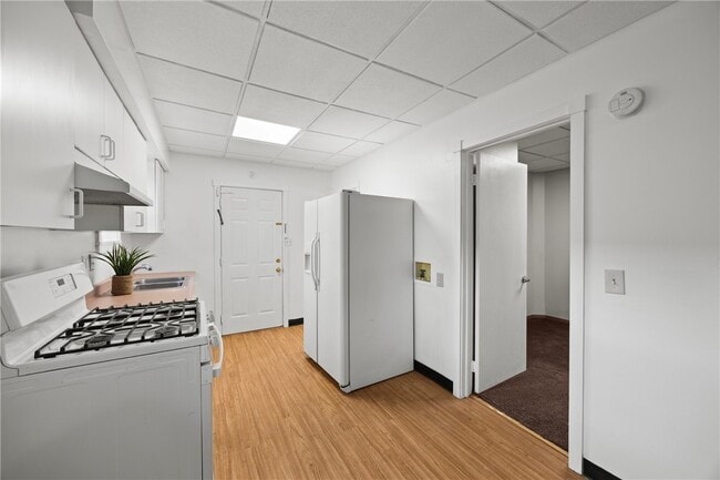 Building Photo - 142 W Ferry St