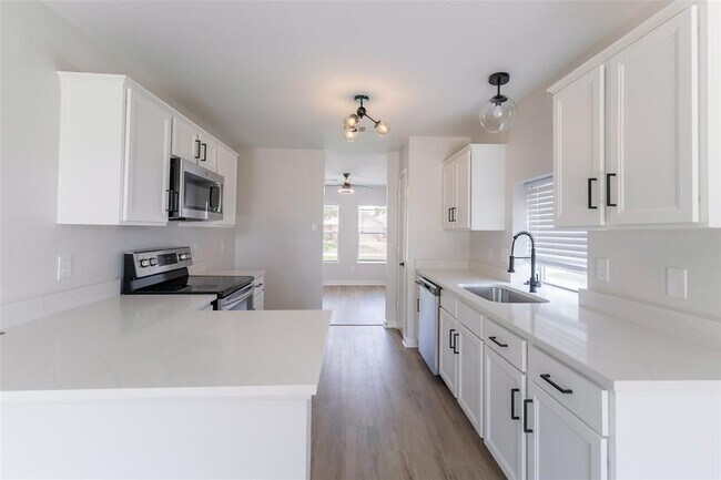 Foto del edificio - 16711 Hollow Ridge Dr