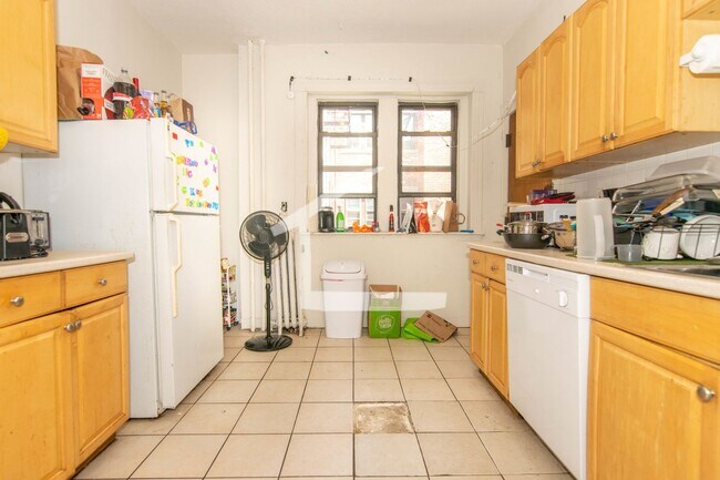 Photo - Five bed in Allston!!! LL PAID BROKER FEE!! Apartment