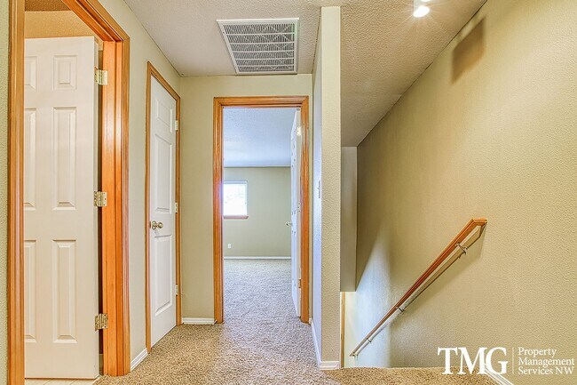 Foto del edificio - Two Bedroom Townhome, with Air Conditionin...
