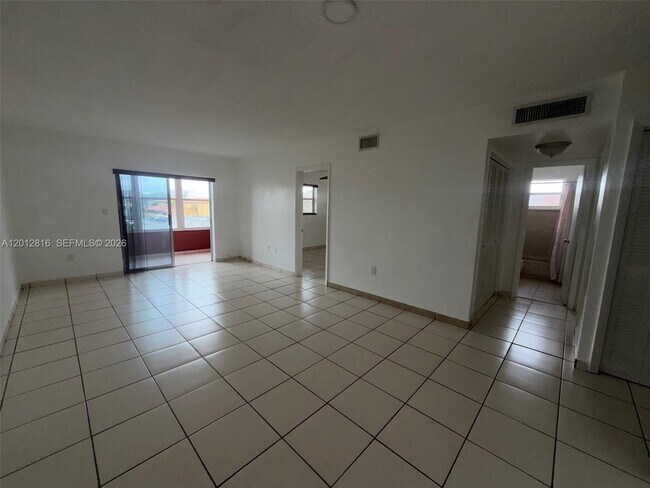 Foto del edificio - 120 Royal Palm Rd